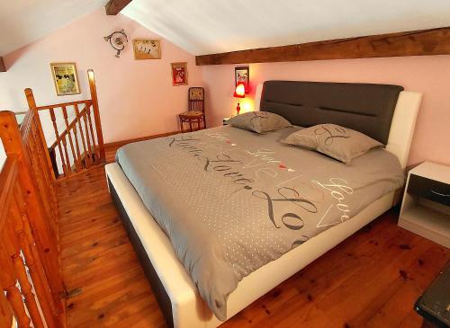 1 king bed, 1 sofa bed