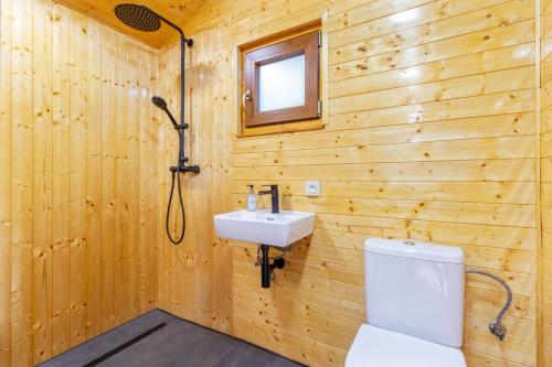 Glamping - Maringotka u Tobíka (Glamping - Maringotka u Tobika) in Holanī