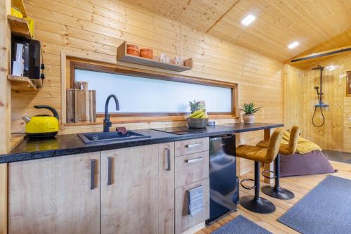 Glamping - Maringotka u Tobíka (Glamping - Maringotka u Tobika) in Holanī