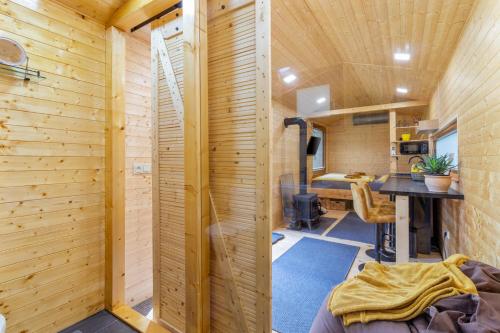 Glamping - Maringotka u Tobíka (Glamping - Maringotka u Tobika) in Holanī