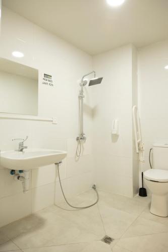Shower, Albergue & Hostel Gascona in Oviedo