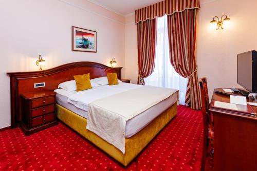 Standard Double Room with Balcony room in Hotel Savoy