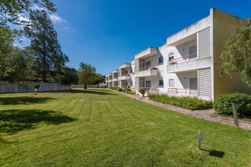 Apartamentos Santa Teresinha in มอนเตส เด อัลวอร์