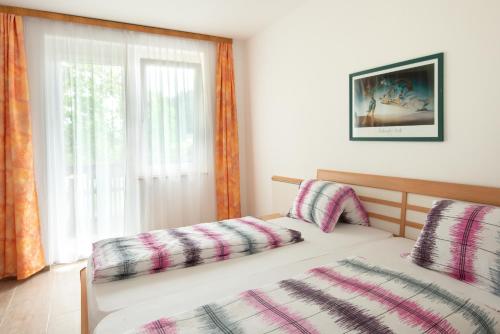 1 king bed, 2 sofa beds