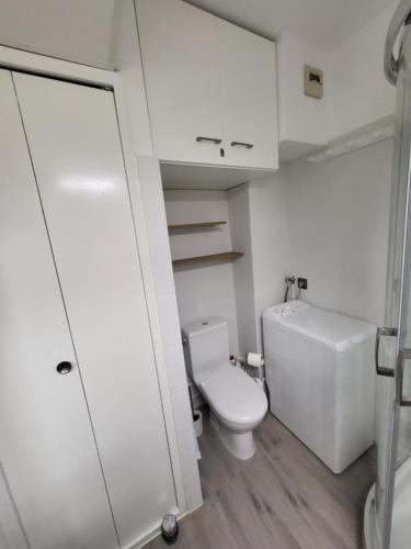 Bathroom, Studio calme a 5 mn en voiture de la mer avec garage near Basalte