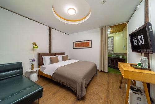 Double Room with Garden View image 2