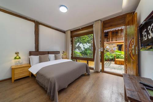 Double Room with Garden View image 3