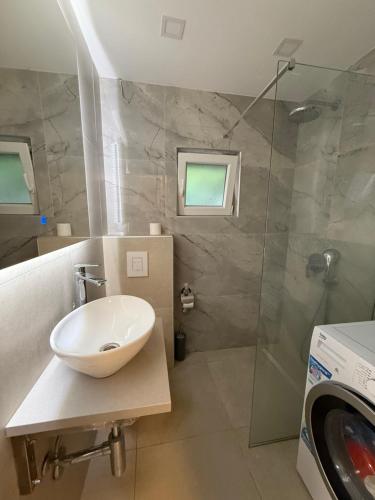 sprcha, Golden Wave Apartment in Vir