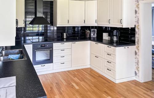 Kitchen, Cozy Home In Dorarp With Sauna in Dörarp