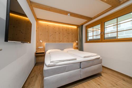 1 king bed, 1 sofa bed