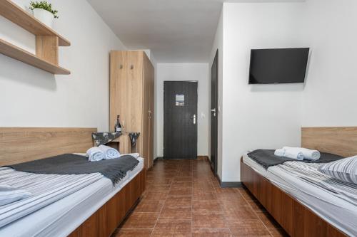 2 twin beds