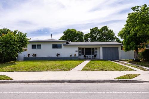 Stylish 3BR Home - BBQ & Near Top Attractions
