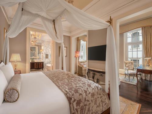 Heritage King Suite room in Waldorf Astoria Shanghai on the Bund