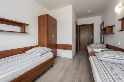 4 twin beds