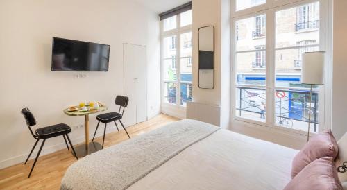 Stylish Apartment in Belleville - Where Artists Live, Париж