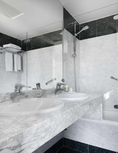 Standard Double or Twin Room image 5