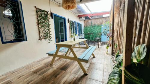 Tuwin Guest House, Timuran