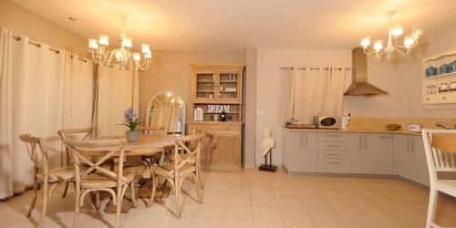 ห้องครัว, לוז כנרת של רשת לב הגולן - וילה ו-4 צימרים מושלמים עם בריכה משותפת ליד הכנרת in เมนาฮามิยา