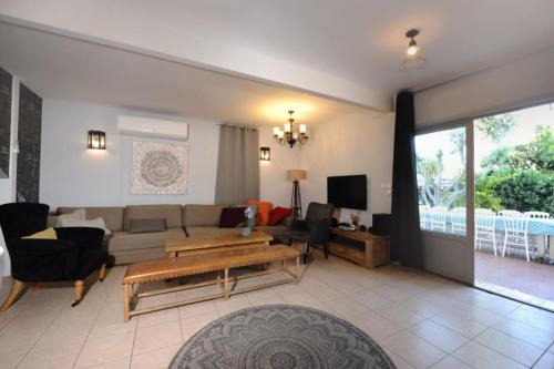 บริการและสิ่งอำนวยความสะดวก, לוז כנרת של רשת לב הגולן - וילה ו-4 צימרים מושלמים עם בריכה משותפת ליד הכנרת in เมนาฮามิยา