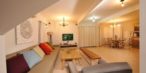 บริการและสิ่งอำนวยความสะดวก, לוז כנרת של רשת לב הגולן - וילה ו-4 צימרים מושלמים עם בריכה משותפת ליד הכנרת in เมนาฮามิยา