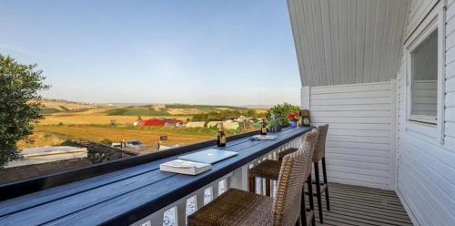 ระเบียง/ชานเรือน, לוז כנרת של רשת לב הגולן - וילה ו-4 צימרים מושלמים עם בריכה משותפת ליד הכנרת in เมนาฮามิยา