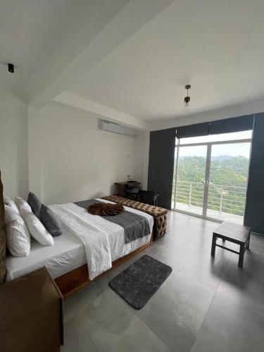 Deluxe Double Room with Balcony image 2