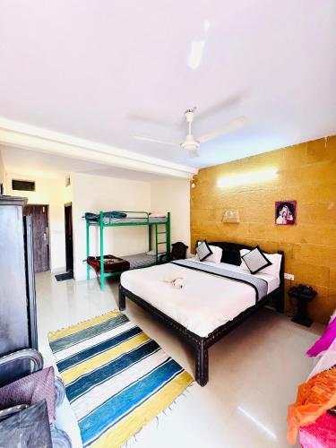 Deluxe Double Room with Balcony image 2