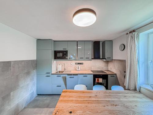 مطبخ, Čtyřicítka na Šťastném kopci (Ctyricitka na Stastnem kopci) in Cerny Dul