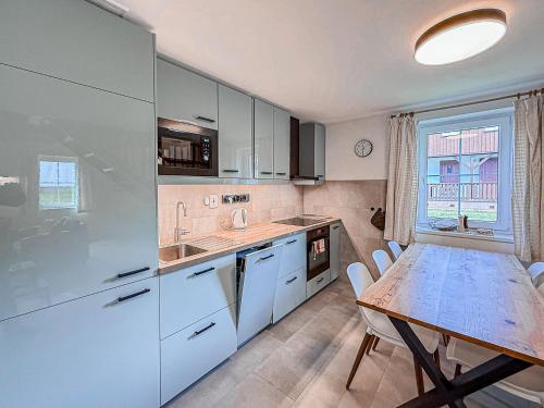 مطبخ, Čtyřicítka na Šťastném kopci (Ctyricitka na Stastnem kopci) in Cerny Dul