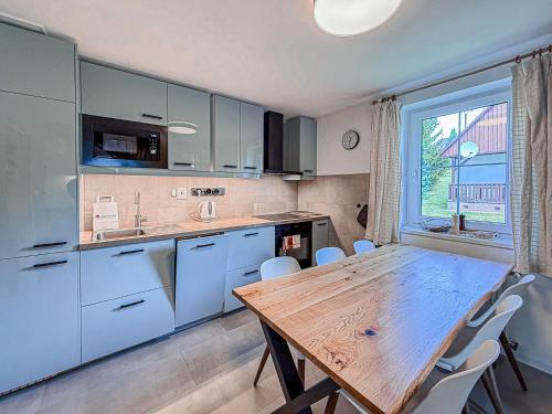 مطبخ, Čtyřicítka na Šťastném kopci (Ctyricitka na Stastnem kopci) in Cerny Dul