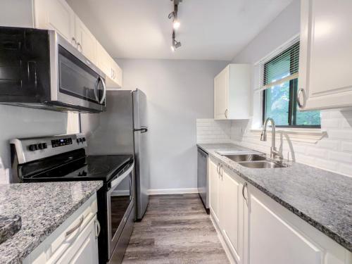 Кухня, Furnished 1BR in Dallas, TX in Джуниус-Хайтс