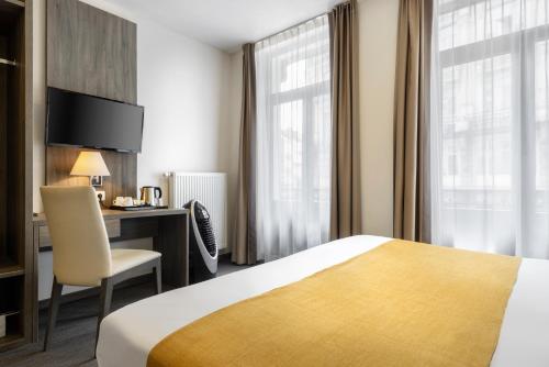 Standard Double or Twin Room image 4