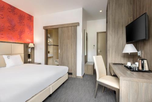 Standard Double or Twin Room image 9