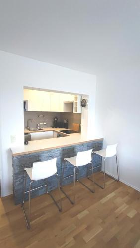 ห้องครัว, Moderne 3 Zi Ferienwohnung in อัลทาสเทนแบร์ก