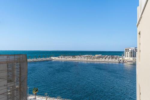 Stylish 1BR Port De La Mer Escape with Beach Access, Dubai (photo 10)