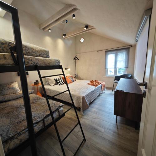 2 bedrooms, 4 beds