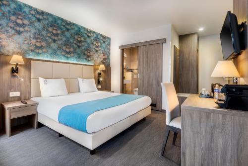 Deluxe Room image 7