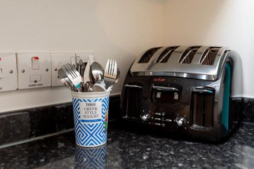 Bright & Airy 1 Bedroom Apartment in Trendy Peckham - main image