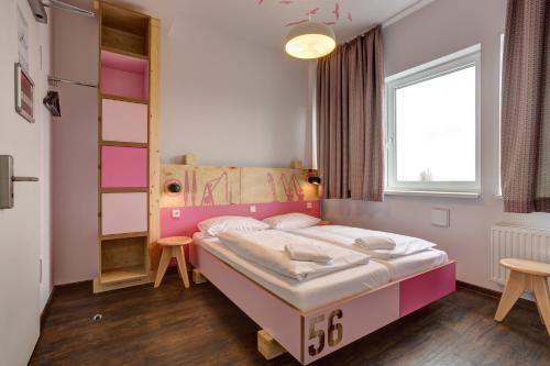 Twin Room image 4