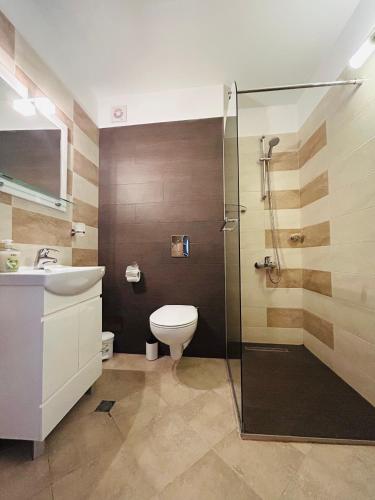 One-Bedroom Apartment with Balcony and Garden View image 3