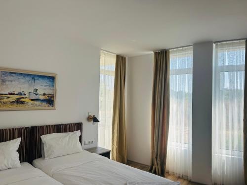 One-Bedroom Apartment with Balcony and Garden View image 2