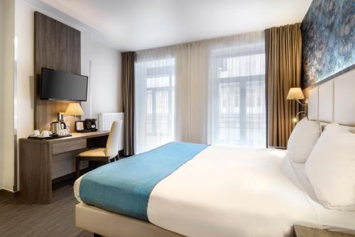 Deluxe Room image 5