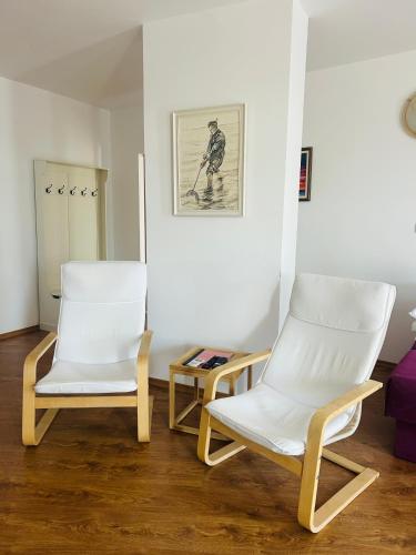 One-Bedroom Apartment with Balcony and Garden View image 7