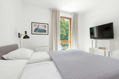 Cosy Apartment Parking & Balcony Close to the Kępa Redłowska by Noclegi Renters - image 4