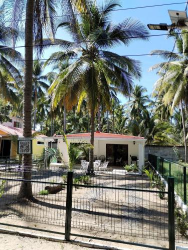 The house of the waves in Barra De Santiago