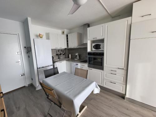 Kitchen, Studio calme a 5 mn en voiture de la mer avec garage near Basalte