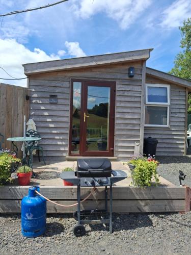 The Hut B & B - Abermule