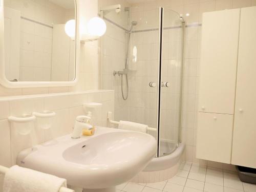 One-Bedroom Apartment with Shower image 7