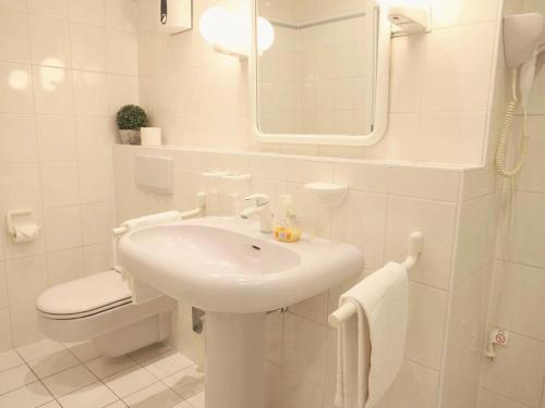 One-Bedroom Apartment with Shower image 6