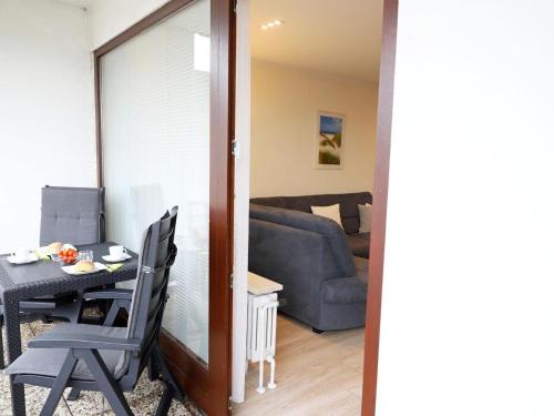 One-Bedroom Apartment with Shower image 5